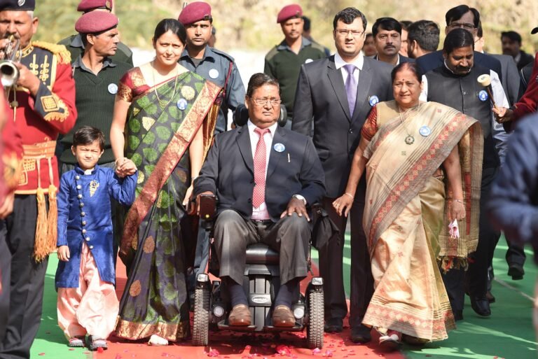 Bansal_Sir_and_His_Family-768x513